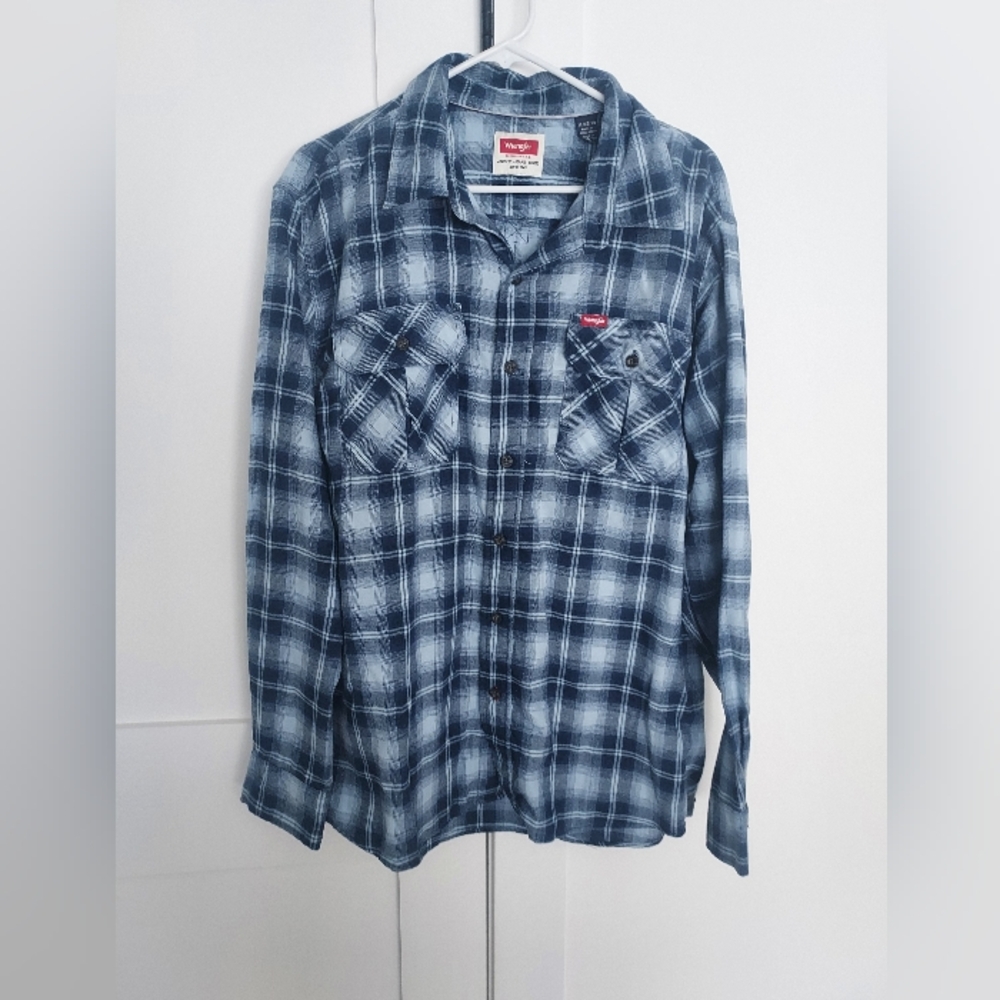 Wrangler Blue Plaid Button-Up Shirt. XL